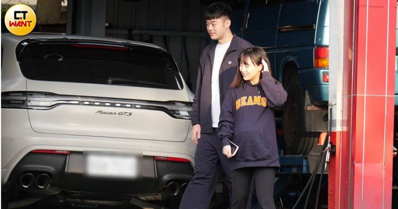 王齊麟把車開到汽車維修廠,老婆十元挺著孕肚一起下車。(圖/CTWANT)