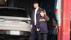 王齊麟把車開到汽車維修廠，老婆十元挺著孕肚一起下車。（圖／CTWANT）