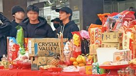 薛仕凌（右一）日前一身黑，現身公司新春團拜。（讀者提供）