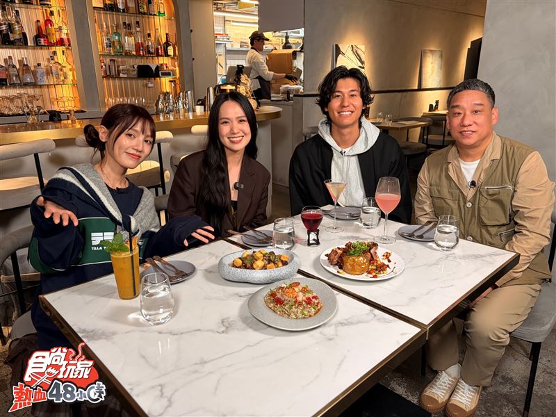 節目開箱評比雙北爆紅小店，走訪孫盛希經營的餐酒館，（左起）朵拉、孫盛希、風田、阿龐。（圖／TVBS提供）