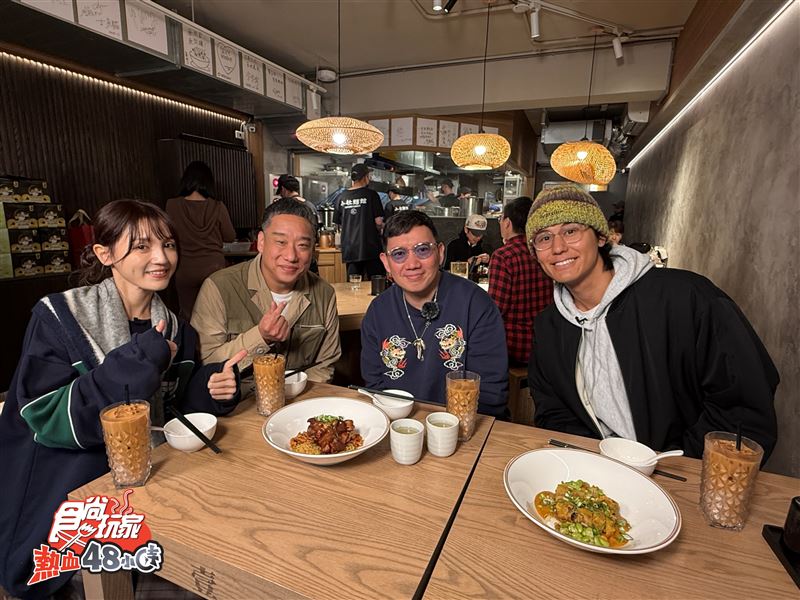 杜汶澤開設的港式麵館獲主持群高度評價成為本集評比冠軍，（左起）朵拉、阿龐、杜汶澤、風田。（圖／TVBS提供）