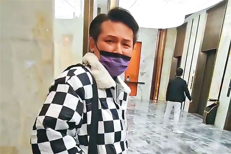 前年梁軒安在國外出差時，被爆上酒店玩樂。（圖／讀者提供）