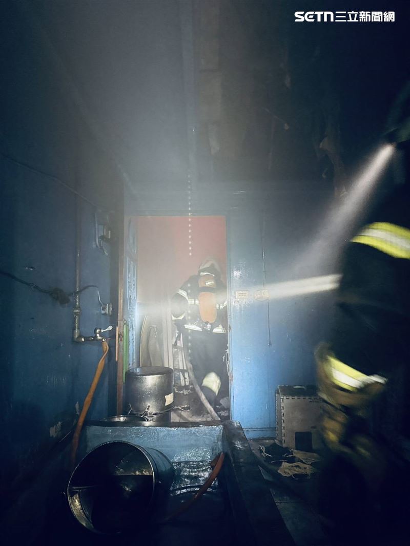 屏東里港果菜市場深夜惡火！菜販全起床看傻眼，火滅統計「波及5攤商」。（圖／翻攝畫面）