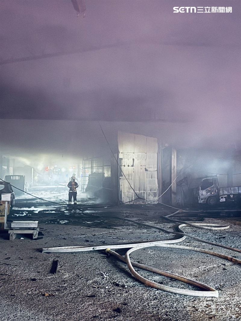 屏東里港果菜市場深夜惡火！菜販全起床看傻眼，火滅統計「波及5攤商」。（圖／翻攝畫面）