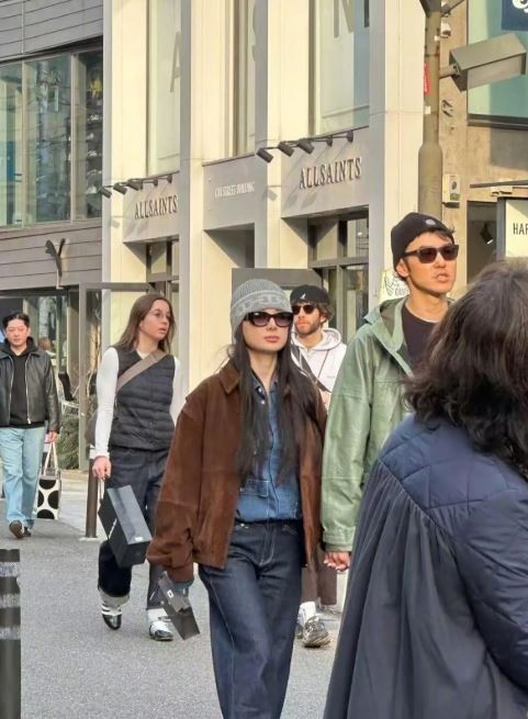 阮經天跟小20歲女友被拍到東京約會。（圖／翻攝自微博）