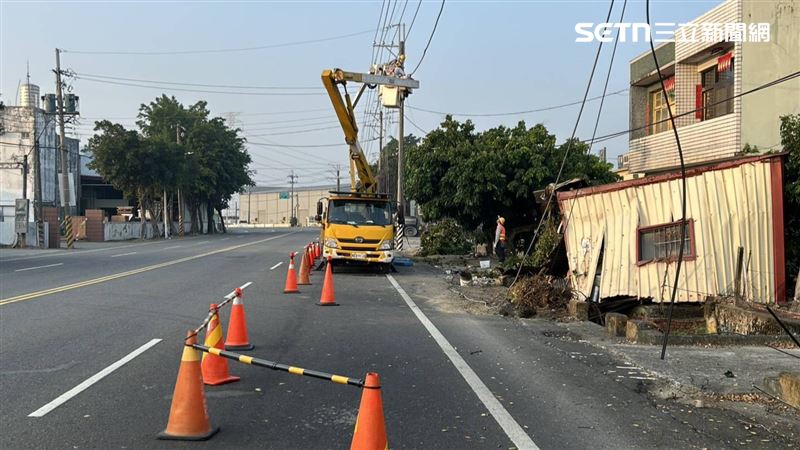 經台電人員搶修，直到上午才恢復供電。（圖／翻攝畫面）