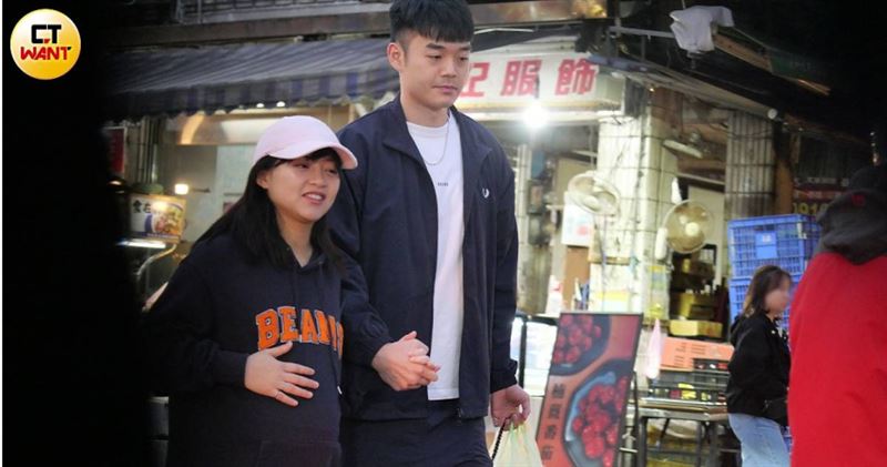 本刊日前巧遇已升格新手爸媽的王齊麟與陳詩媛去基隆大啖美食,當時尚未生產的陳詩媛胃口相當好。(圖/CTWANT)