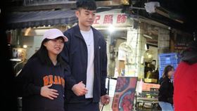 本刊日前巧遇已升格新手爸媽的王齊麟與陳詩媛去基隆大啖美食，當時尚未生產的陳詩媛胃口相當好。（圖／CTWANT）