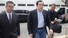 三中案　馬英九出庭前中國國民黨主席馬英九等涉低價出脫三中及舊黨部大樓，一審獲判無罪，二審台灣高等法院8日續開辯論庭；圖為馬英九（中）在馬英九基金會執行長蕭旭岑（左）陪同下出庭。中央社記者張皓安攝　114年9月8日