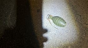 在公車站牌旁發現的手榴彈。（圖／翻攝畫面）