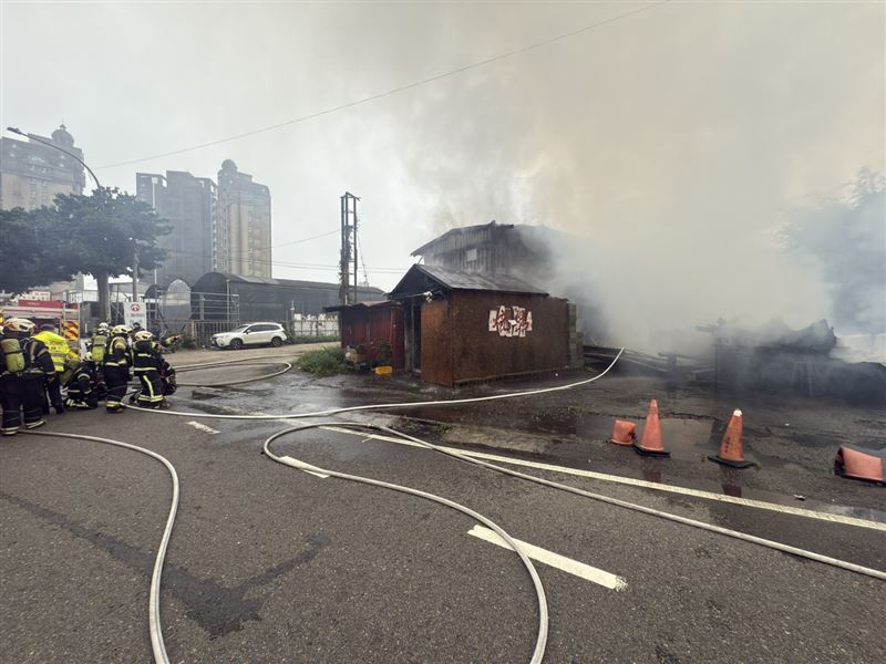 桃園市大溪區一間燒烤店發生火警，現場找到一具焦屍。（圖／翻攝畫面）