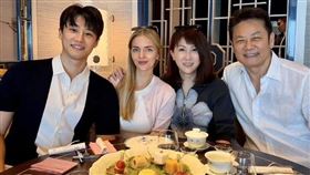 徐乃麟（右起）帶著乃嫂、媳婦跟兒子徐新洋一起享用美食。（圖／翻攝自臉書）