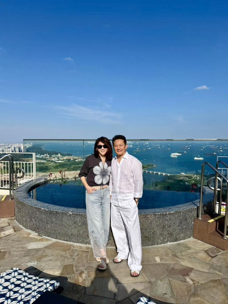 徐乃麟跟老婆互動恩愛。(圖／翻攝自臉書）