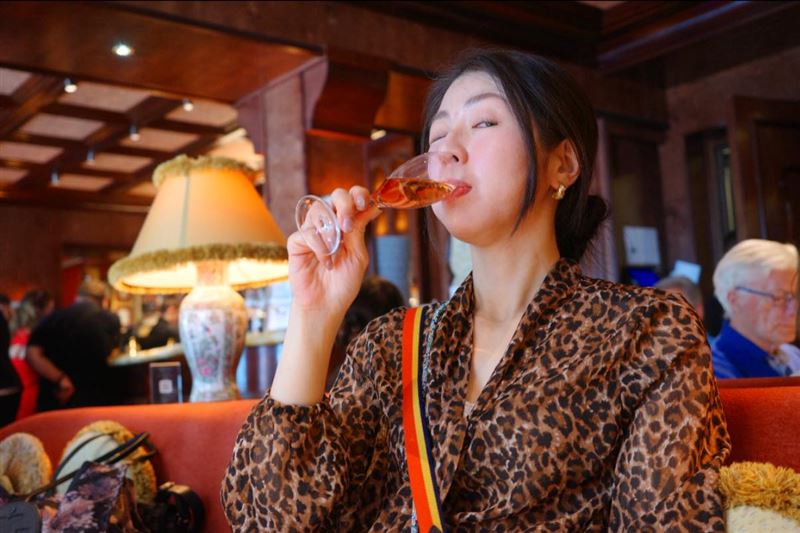 李怡貞律師直呼，配偶還活著，把配偶的照片帶去孩子畢業典禮這樣拍照，「我真的太喜歡她了啦」。（圖／翻攝自李怡貞臉書）