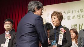 電信女強人楊福梅的妹妹（右）從海外前來參與紀念會。（圖／北醫大提供）