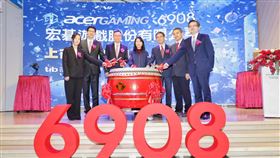 宏碁遊戲董事長高樹國（左3）、總經理徐挺洋（左2）率領經營團隊風光掛牌。（圖／宏碁遊戲）