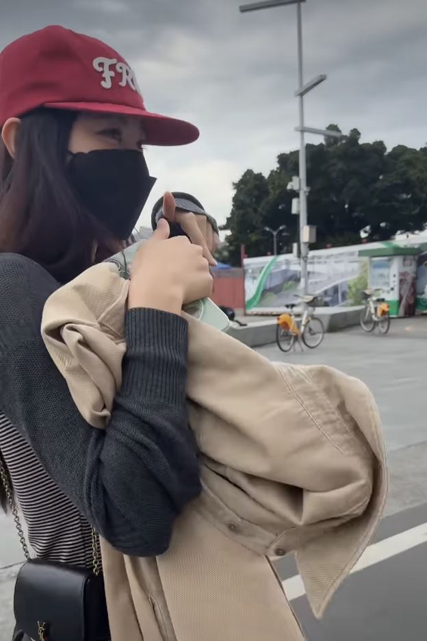 周子瑜閒逛大稻埕，巧遇粉絲跳TWICE的歌曲。（圖／翻攝自IG @topbeauty_lydia）