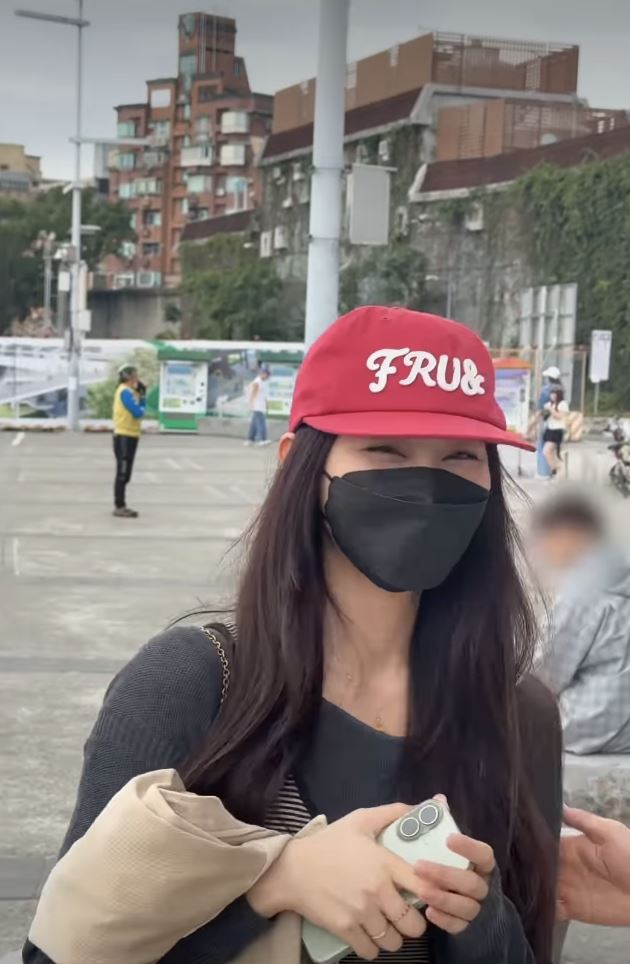 周子瑜閒逛大稻埕，巧遇粉絲跳TWICE的歌曲。（圖／翻攝自IG @topbeauty_lydia）