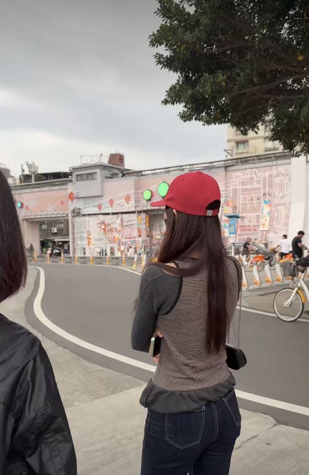 周子瑜閒逛大稻埕，巧遇粉絲跳TWICE的歌曲。（圖／翻攝自IG @topbeauty_lydia）