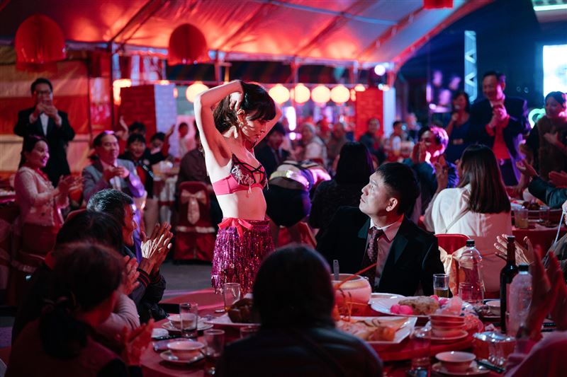 姚以緹（左）與春風在《死亡賭局》飾演久別重逢的舊情人。（圖／英傑哆影業提供）