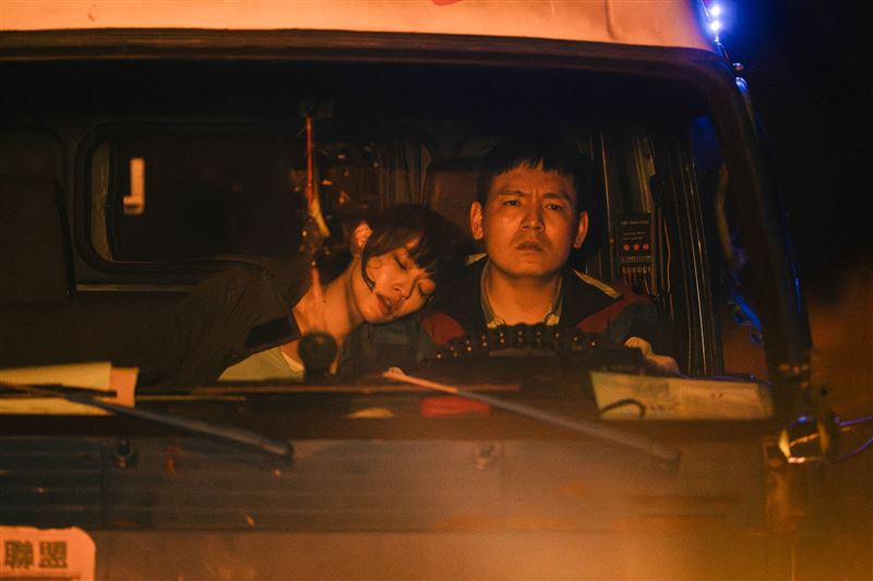 姚以緹（左）與春風在《死亡賭局》中有難以言喻的羈絆。（圖／英傑哆影業提供）