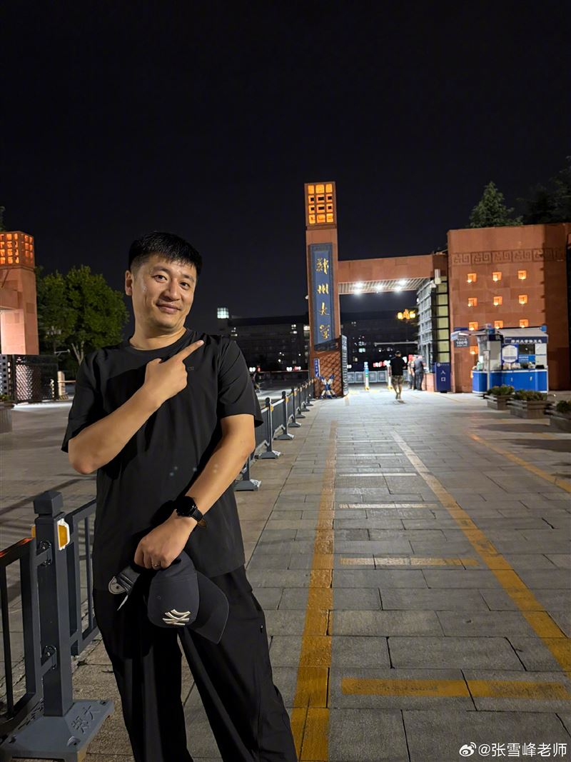 張雪峰從月薪2500元人民幣的老師逆轉人生，卻年僅41歲就猝逝。（圖／翻攝自張雪峰微博）