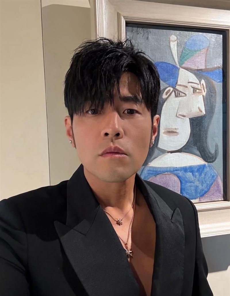 周杰倫發表新專輯，貼出自拍照，狀態越來越逆齡。（圖／翻攝自臉書）