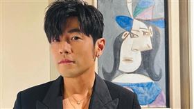 周杰倫發表新專輯，貼出自拍照，狀態越來越逆齡。（圖／翻攝自臉書）