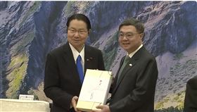 行政院長卓榮泰今（25）日上午在行政院玉山廳接見「日本台灣親善協會」會長衛藤征士郎一行。（圖／翻攝畫面）