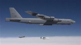 ▲GBU-57在2009年的一次測試時由B-52轟炸機投下。（圖／翻攝自維基百科）