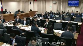 徐巧芯問「行政院版本提案內除了台灣委製跟商購之外，要跟其他國家購買的，是有哪個國家？」顧立雄回應，已在機密專報做過回答，更反擊徐巧芯「你明知故問!」（圖／翻攝畫面）