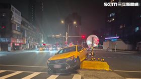 北市林姓司機駕駛計程車左轉時撞上行人庇護島。（圖／翻攝畫面）