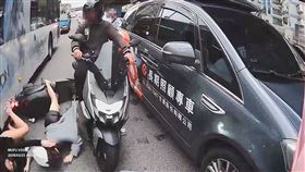 2名女子擦撞公車後慘摔瞬間。（圖／網友授權提供）