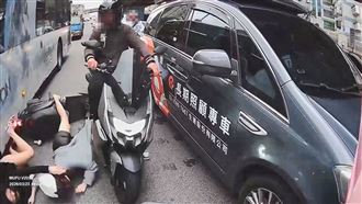 騎士鬼切撞公車！長腿短裙辣妹慘摔畫面曝