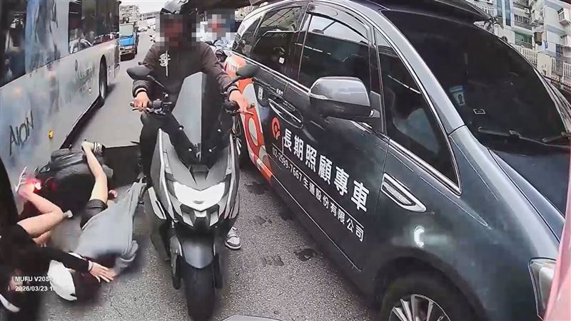 2名女子擦撞公車後慘摔瞬間。（圖／網友授權提供）