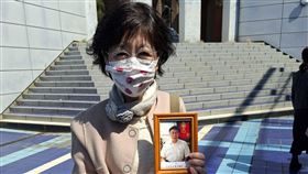 陳佩琪帶著柯文哲照片出席兒子博士班畢業典禮（圖／翻攝自陳佩琪臉書）