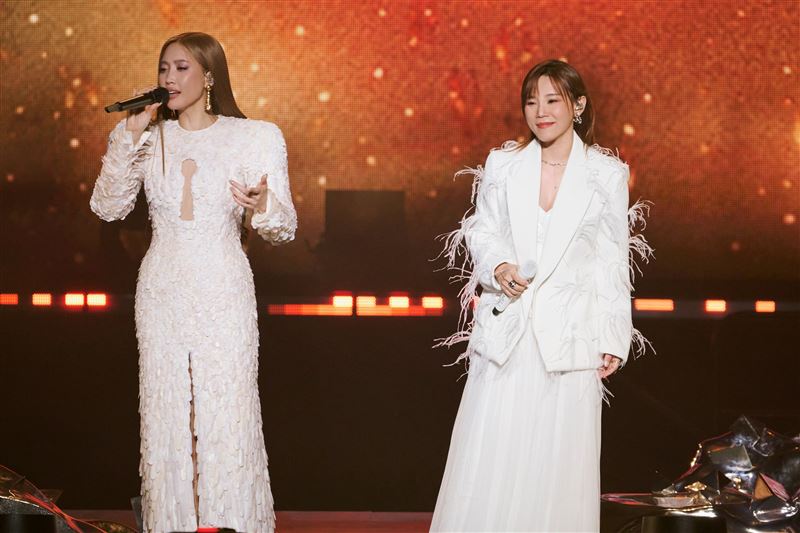 A-Lin台上激吻李佳薇。（圖／众悅娛樂 提供）