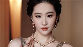 劉亦菲參加時尚活動，穿搭火辣。（圖／翻攝自寶格麗微博）