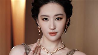 劉亦菲深V開衩到腰　同場國際女星互動曝