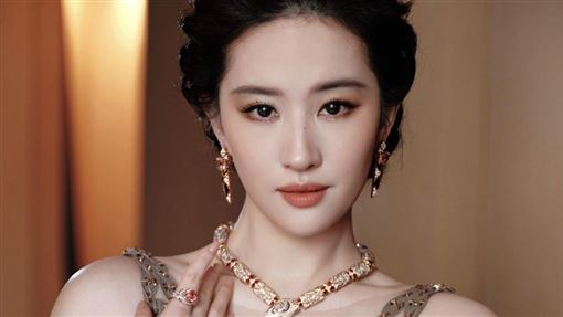 劉亦菲深V開衩到腰　同場國際女星互動曝