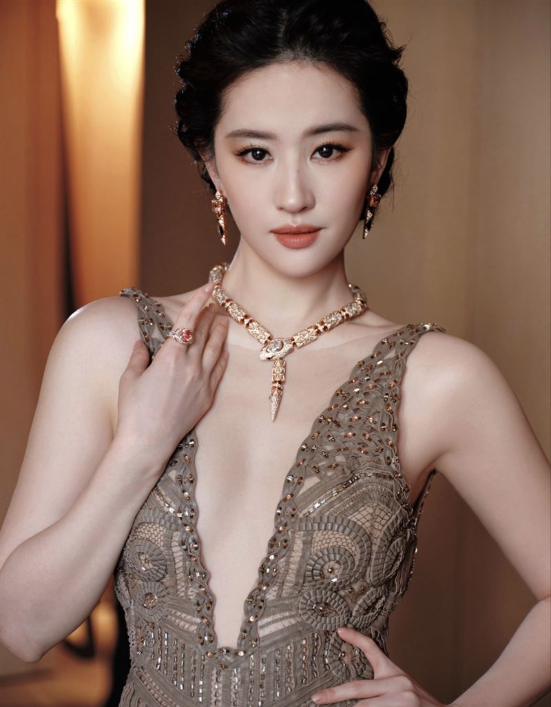 劉亦菲參加時尚活動，穿搭火辣。（圖／翻攝自寶格麗微博）