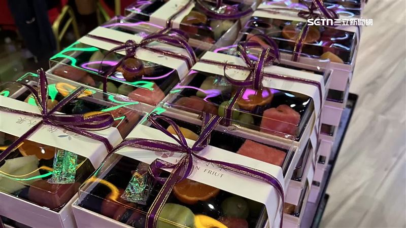 民眾參加宴席，最後直接拎著「九宮格水果禮盒」走，網友讚霸氣