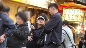 王齊麟日前帶著即將臨盆的老婆陳詩媛外出閒逛，心情看來極好。（圖／CTWANT）