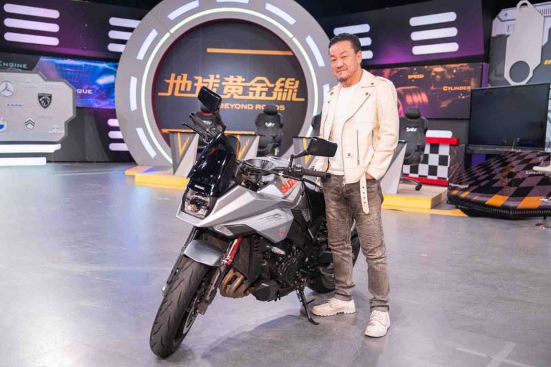 陳為民以專業資深車友視角，幽默大嘆現在車價太硬，在台灣買得起的都是「硬派」。（圖／TVBS提供）