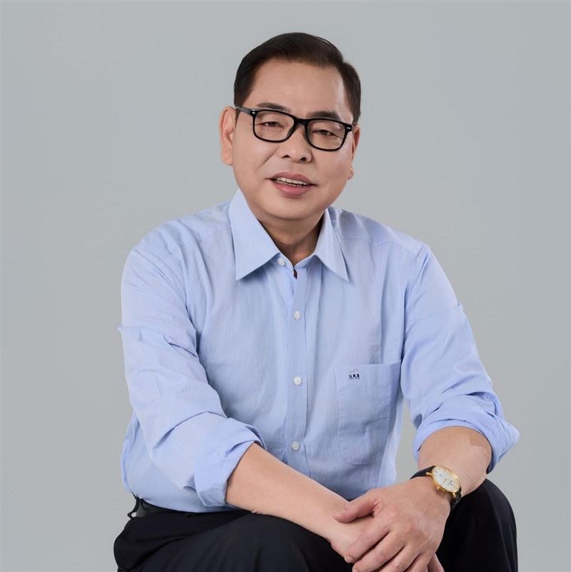 徐欣瑩今(3日)在鄭麗文陪同下登記參選新竹縣長,陳見賢也在臉書發文。(圖/翻攝自陳見賢臉書)
