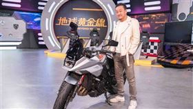 陳為民以專業資深車友視角，幽默大嘆現在車價太硬，在台灣買得起的都是「硬派」。（圖／TVBS提供）