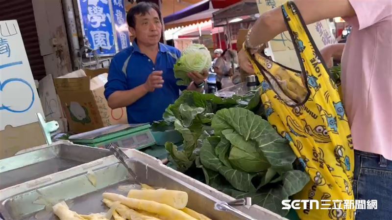 有的民眾知道傳統市場許多攤販不再主動提供塑膠袋，會自備購物袋，他們坦言，確實剛開始會不太習慣，但相信過段時間就會習以為常，「其實換個角度想，也是好事，學習養成環保觀念和生活」。（圖／記者張雅筑攝）