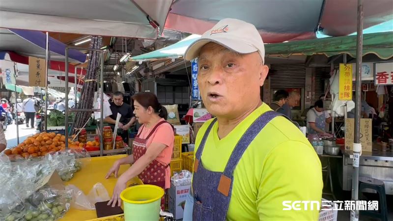 水果攤老闆林昱昌說，根據他的觀察，目前約有5成民眾了解情況，能配合自備購物袋，約2成的人不知道或還在適應中。他希望政府能藉此大力宣導自備購物袋的習慣，「這對地球也好啊！環保嘛，看看這兩個月後，地球會不會比較乾淨。」（圖／記者張雅筑攝）