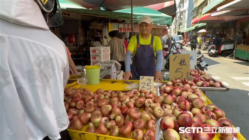 水果攤老闆林昱昌表示，塑膠袋現在不僅漲價，甚至還缺貨，除非刻意囤貨，否則很多上游工廠都呈現缺貨的情形，他覺得，大家就共體時艱，趁這機會養成自備購物袋的環保生活。（圖／記者張雅筑攝）