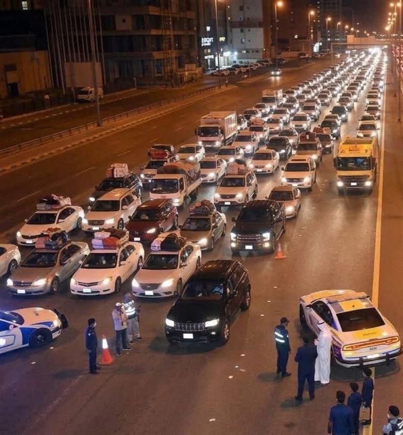 伊朗布什爾核電廠24日晚間遇襲，引發距離不到300公里的科威特緊張，當地出現逃往鄰國沙烏地阿拉伯的恐慌車潮。（圖／翻攝自X平台 @BreakingXAlerts）